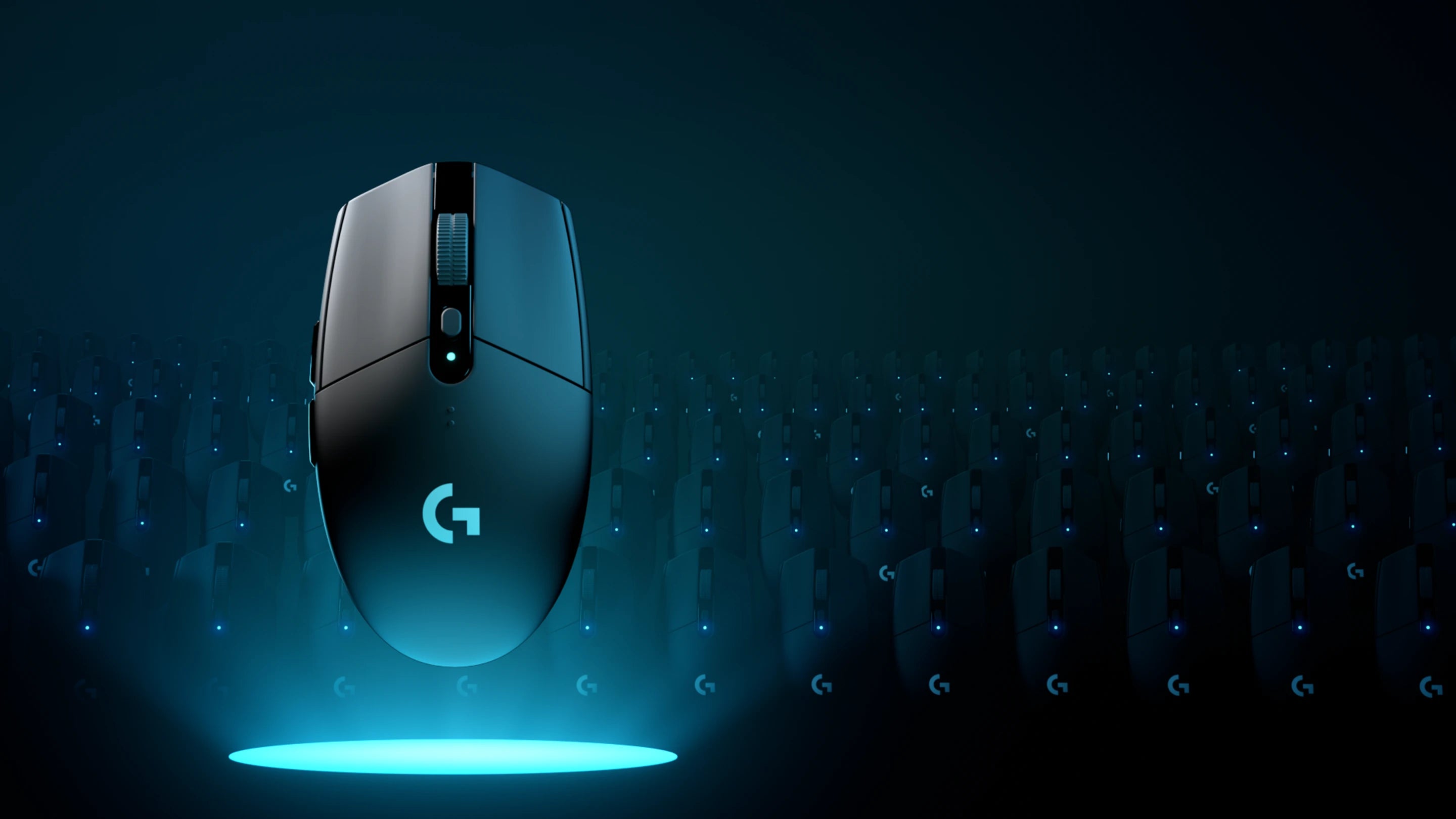 Schwarze Logitech Gaming-Maus im hellen Scheinwerferlicht vor einer Menge weiterer Mäuse