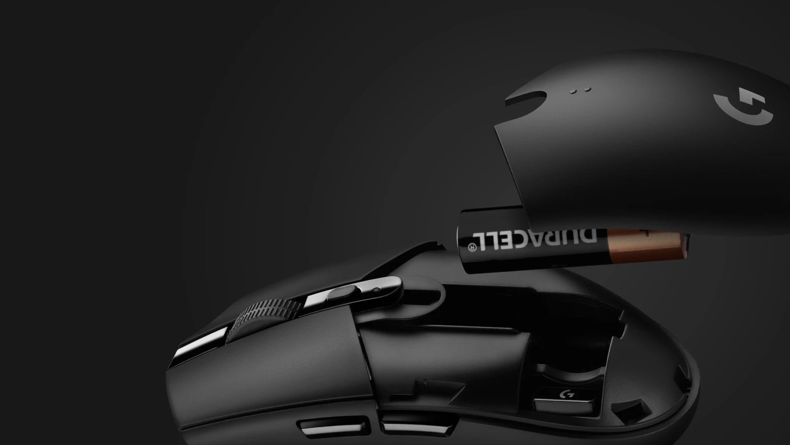 Nahaufnahme einer kabellosen Logitech Gaming-Maus mit geöffnetem Batteriefach und einer Duracell-Batterie