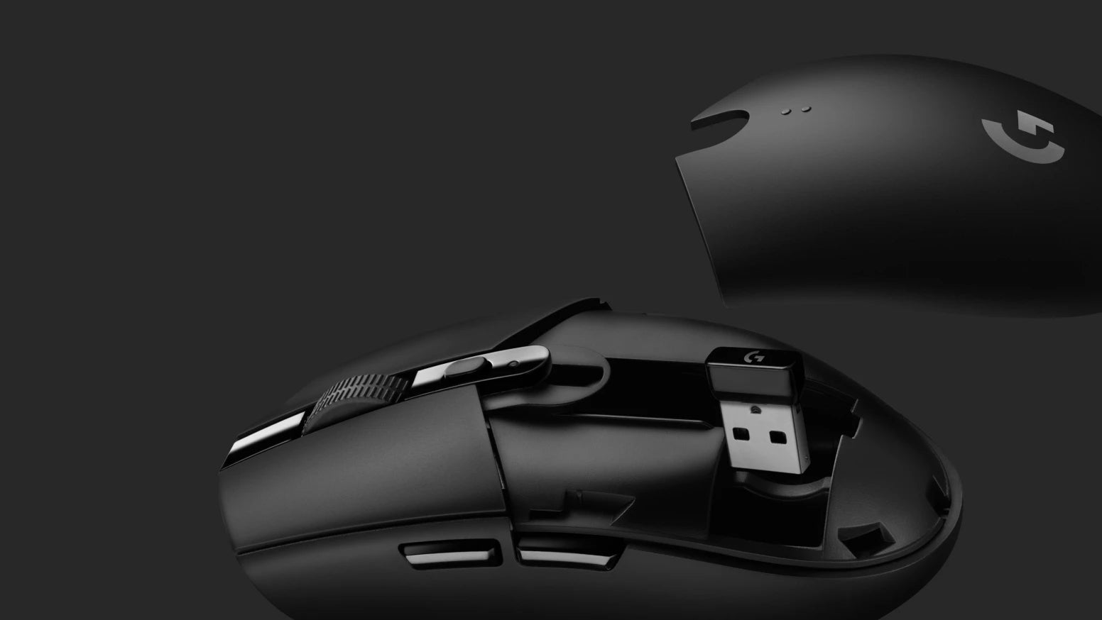 Schwarze Gaming-Maus mit abgenommener magnetischer Abdeckung und integriertem USB-Empfänger im Fach.