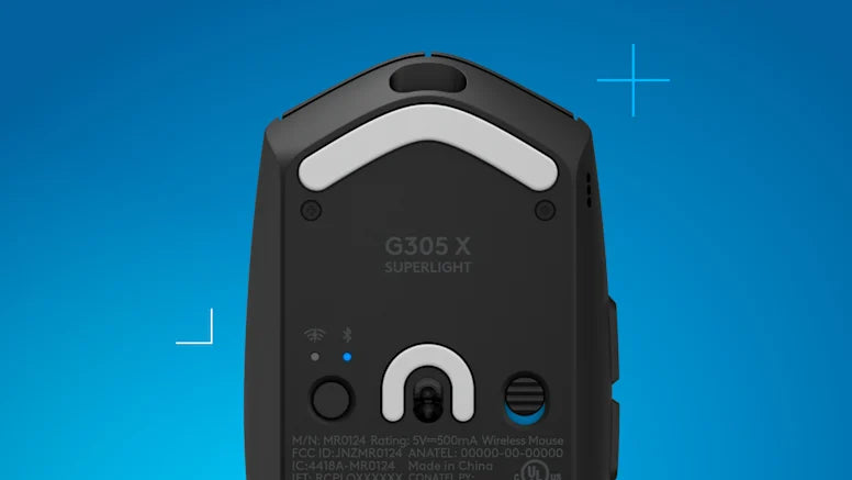 Unterseite der schwarzen Logitech G305 X Superlight Wireless Gaming-Maus mit weißen Gleitfüßen auf blauem Hintergrund.