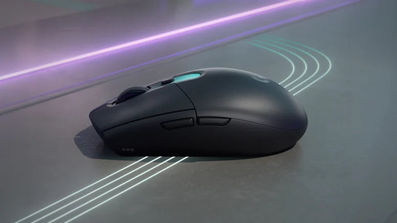 Schwarze High-End Gaming-Maus auf einer glatten Oberfläche mit futuristischen Lichtlinien im Hintergrund.