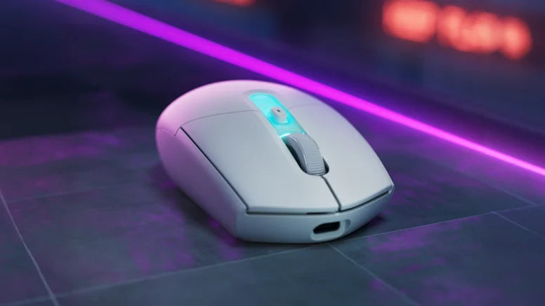 Weiße High-End-Gaming-Maus mit RGB-Beleuchtung auf einem dunklen Schreibtisch mit Neon-Hintergrund