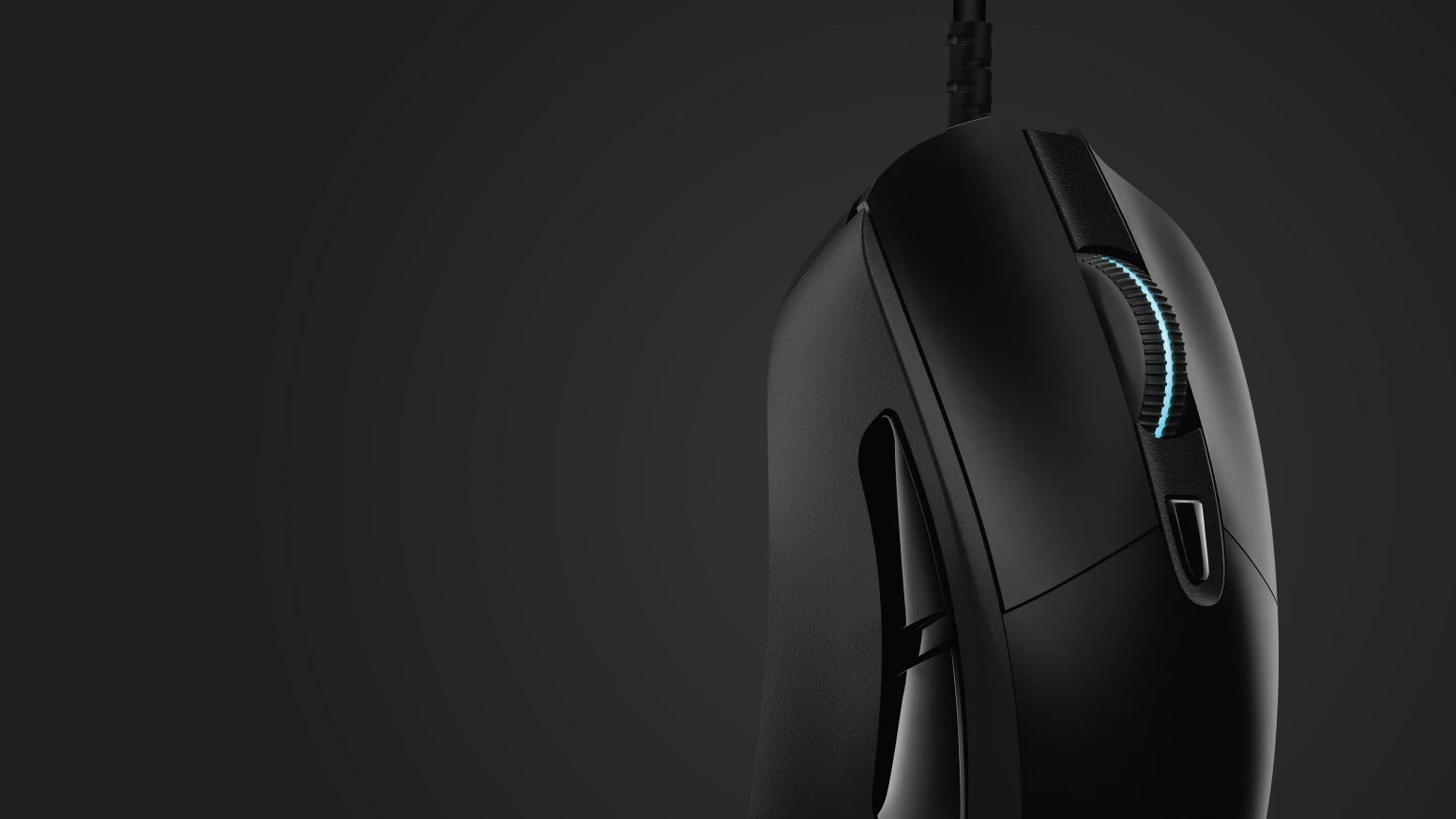 Nahaufnahme einer schwarzen High-End Gaming-Maus mit blau beleuchtetem Mausrad vor dunklem Hintergrund