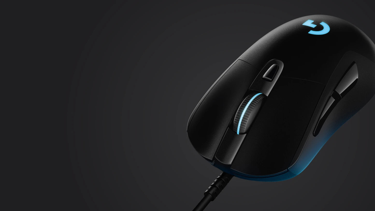 Schwarze Logitech G Gaming-Maus mit blauer LED-Beleuchtung am Mausrad und Logo auf dunklem Hintergrund