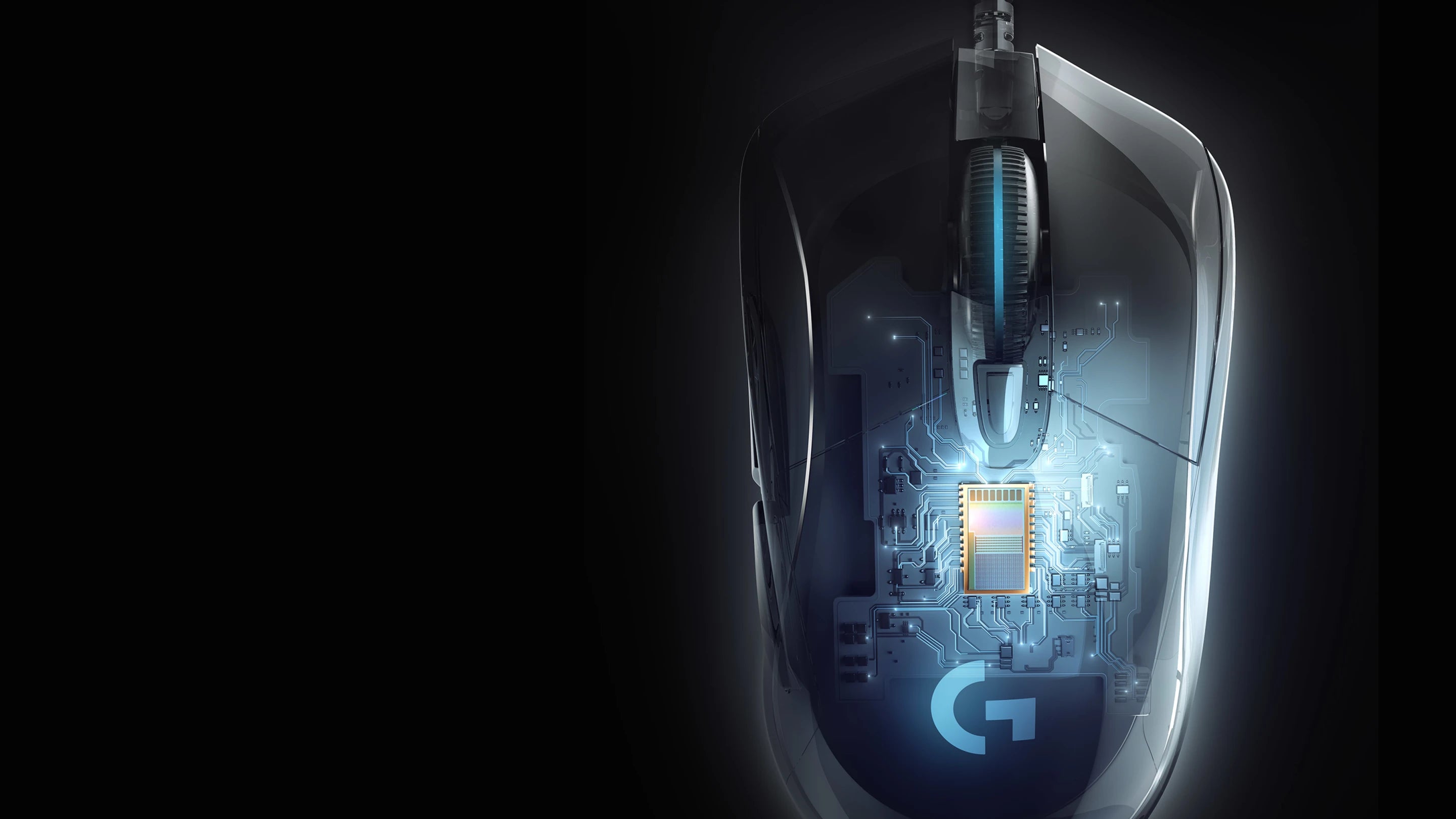 Röntgenansicht einer schwarzen Logitech Gaming-Maus mit sichtbarem Mikrochip und beleuchteten Leiterbahnen.