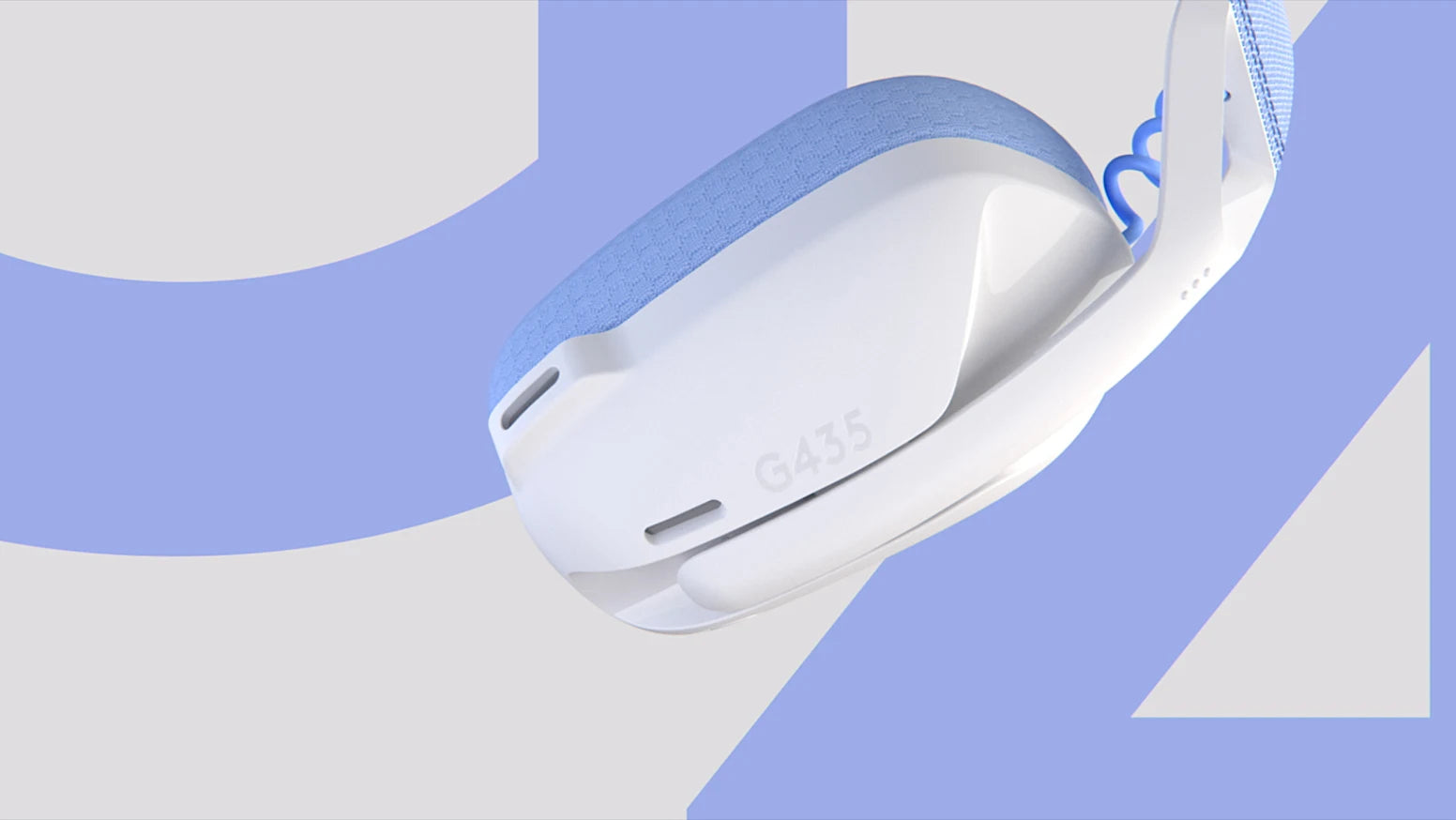 Nahaufnahme des weiß-blauen Logitech G435 Gaming-Headsets vor hellem, grafischem Hintergrund.