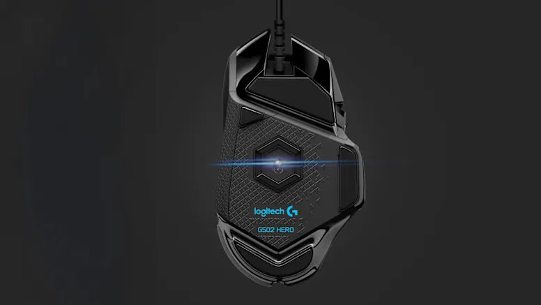 Draufsicht auf die schwarze Logitech G502 HERO Gaming-Maus mit blauer Beleuchtung und strukturierten Griffen vor dunklem Hintergrund.