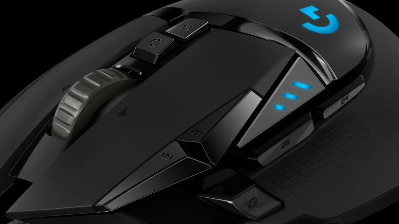 Nahaufnahme der schwarzen Logitech G Gaming-Maus mit blauer LED-Beleuchtung und ergonomischen Zusatztasten