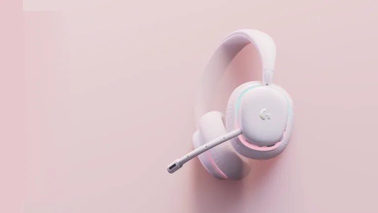 Rosa Logitech G Gaming-Headset mit Mikrofon vor rosafarbenem Hintergrund