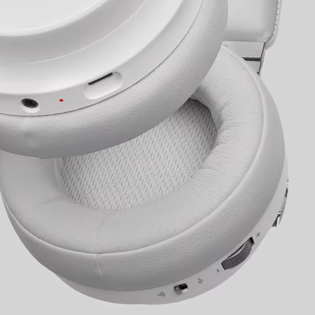 Nahaufnahme der weichen, weißen Ohrpolster eines Premium Gaming-Headsets mit Bedienelementen und Anschlüssen
