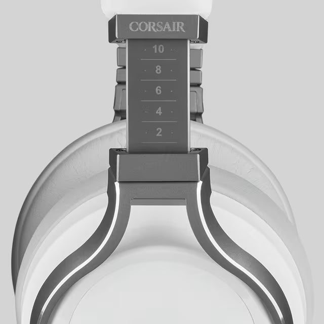 Nahaufnahme der verstellbaren Bügel-Größenskala eines weißen Corsair Gaming-Headsets.