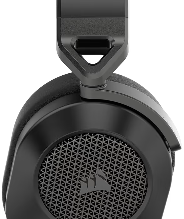 Nahaufnahme der schwarzen Ohrmuschel eines Corsair Gaming-Headsets mit Logo und Gittermuster