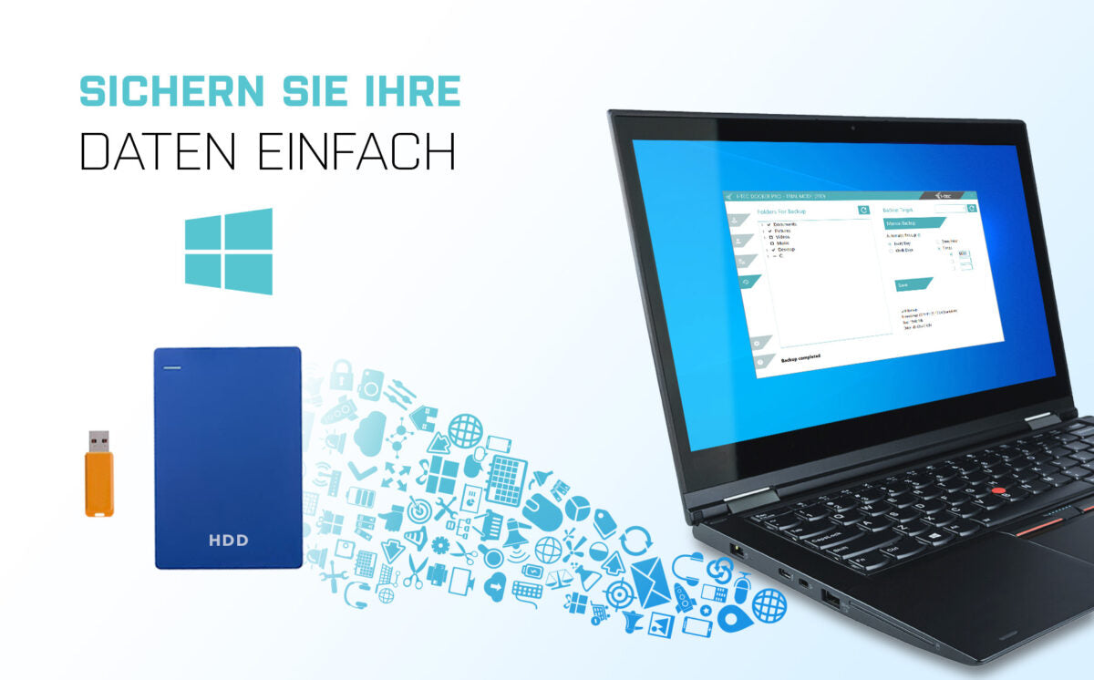 Externe blaue HDD Festplatte und USB-Stick zur Datensicherung neben einem geöffneten Laptop mit Windows Software.