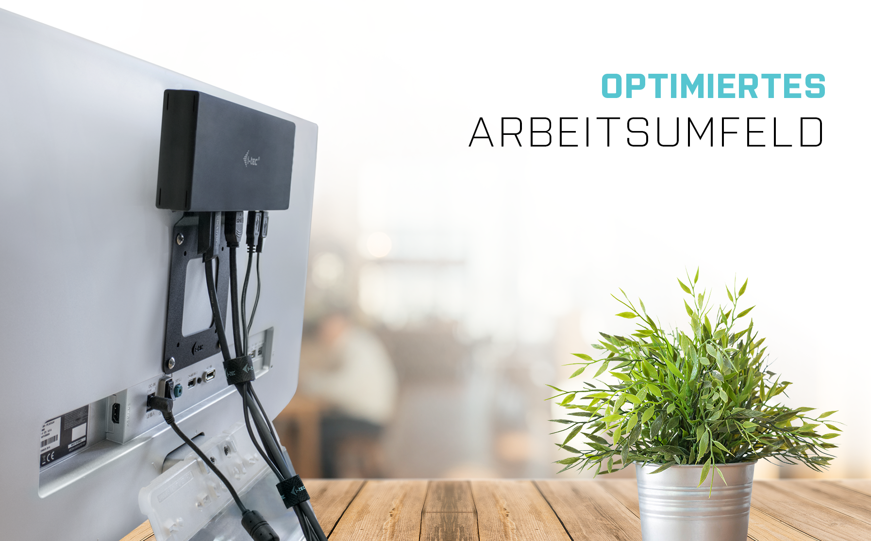 Rückseite eines Monitors mit montierter I-Tec Dockingstation und sauberem Kabelmanagement am Arbeitsplatz