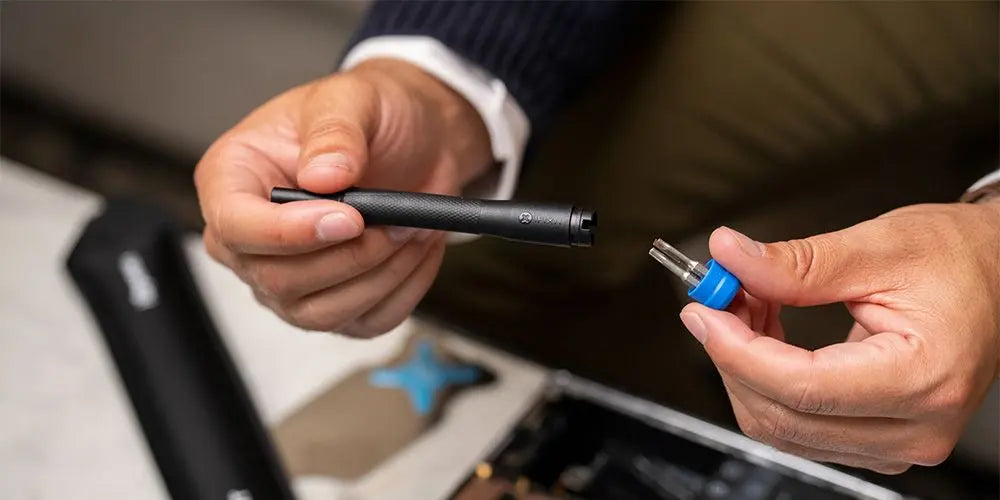 Hände halten einen präzisen Schraubendreher und Bits für IT-Hardware-Reparaturen.