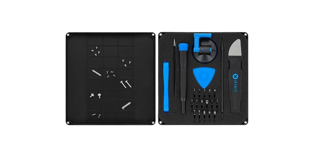Offenes iFixit Reparatur-Werkzeugset mit präzisen Schraubendrehern, Bits und Magnetmatte in schwarzer Box.