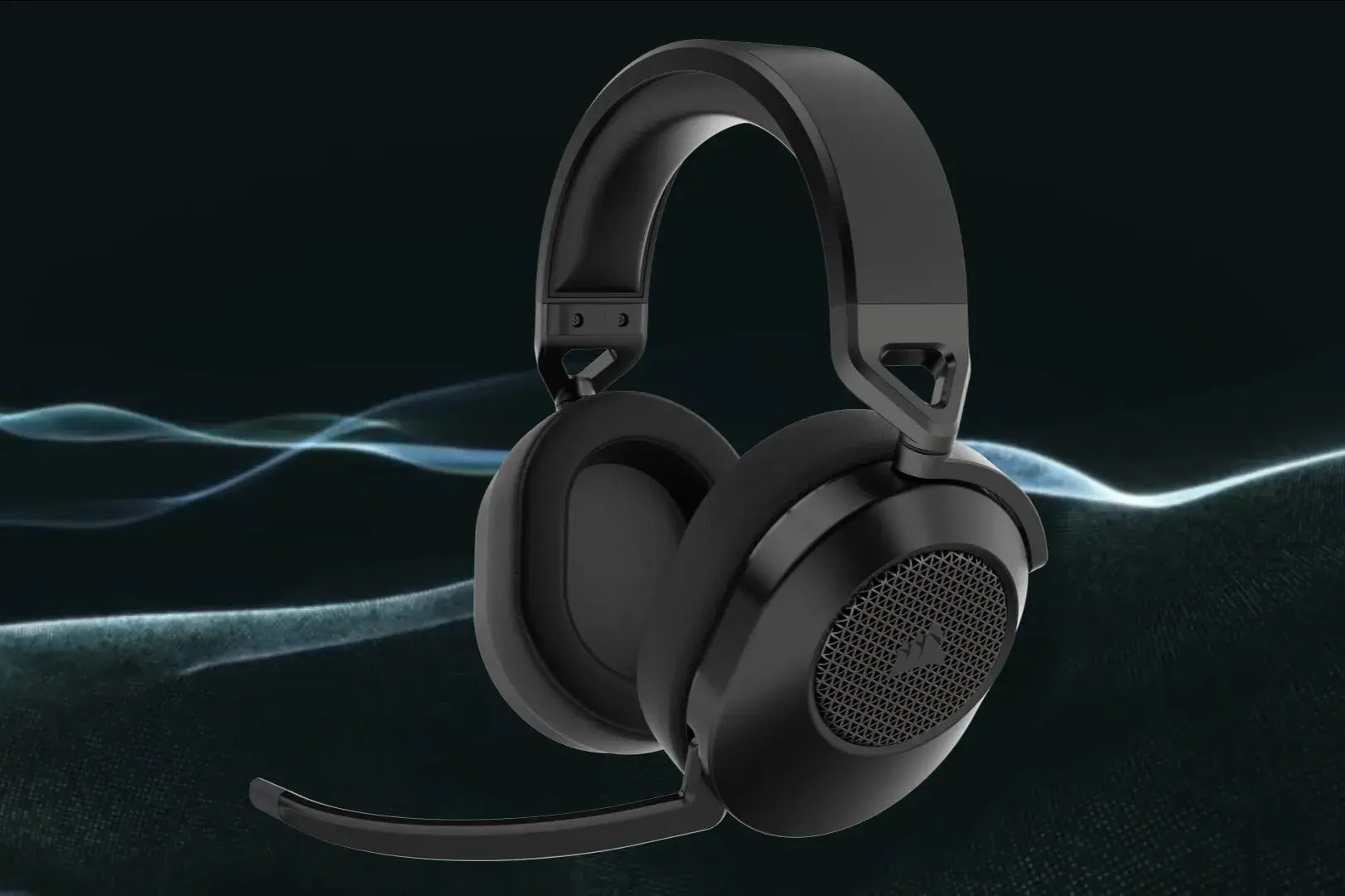 Schwarzes Gaming-Headset mit Mikrofon und gemusterten Ohrmuscheln vor dunklem Hintergrund.
