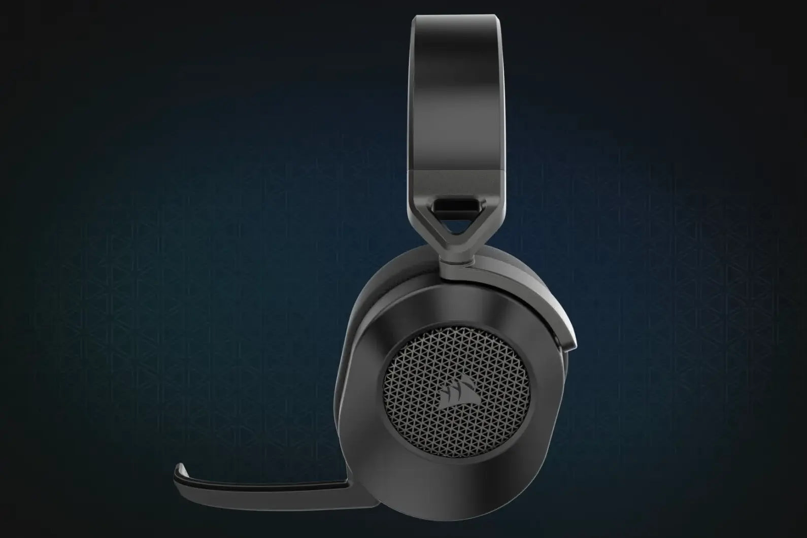 Schwarzes Corsair Gaming-Headset in der Seitenansicht mit Mikrofon und gemusterter Ohrmuschel auf dunklem Hintergrund.
