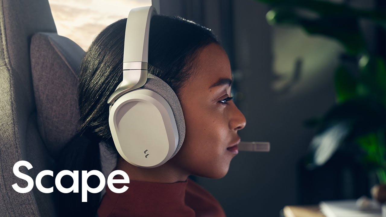 Person mit hellem Gaming-Headset und Mikrofon in einem modernen Raum