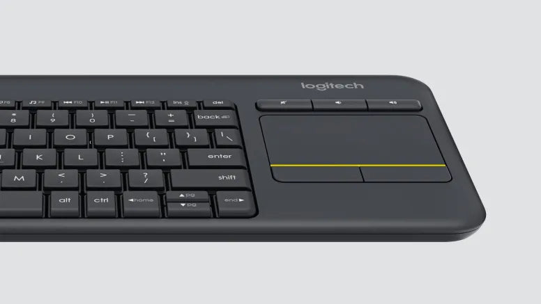 Nahaufnahme der schwarzen Logitech Wireless Tastatur mit integriertem Touchpad und Sondertasten.