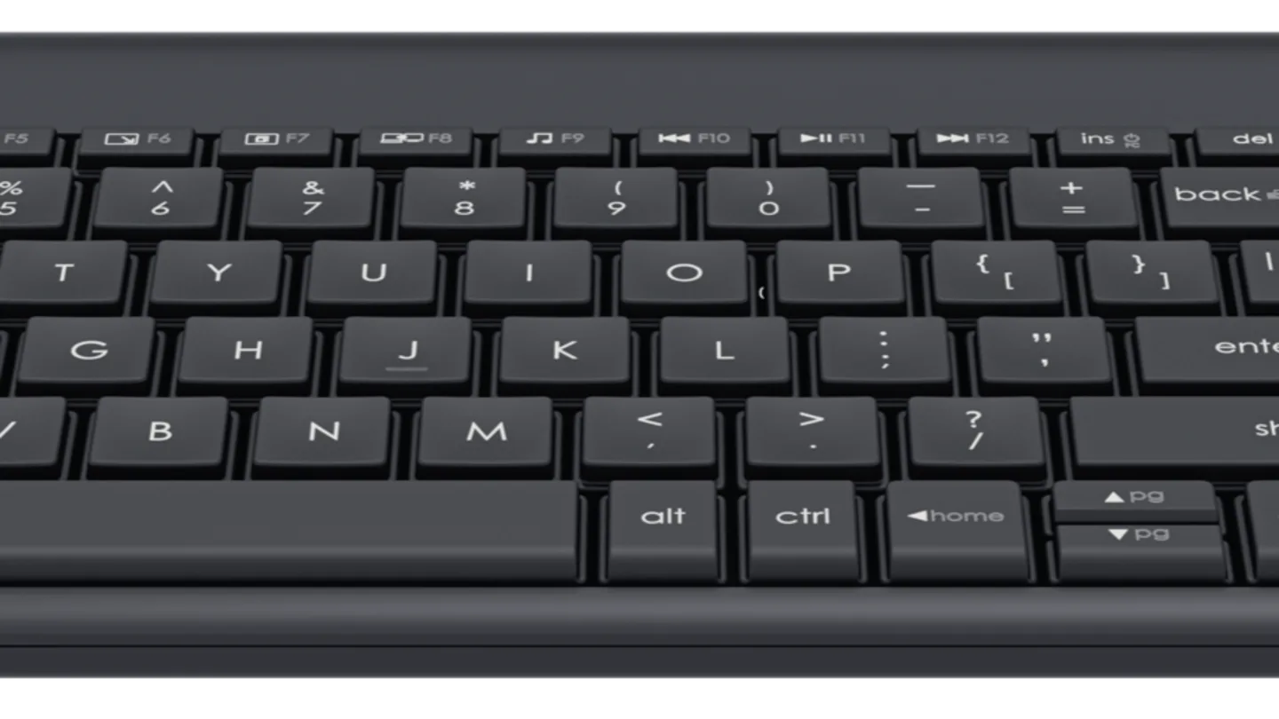 Nahaufnahme der flachen, schwarzen Tastatur eines modernen High-End Laptops.