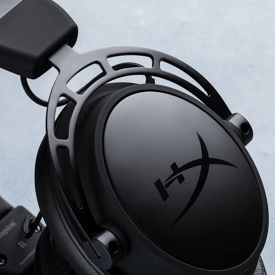 Nahaufnahme der ohrmuschel eines schwarzen HyperX Gaming-Headsets mit Aluminium-Bügel