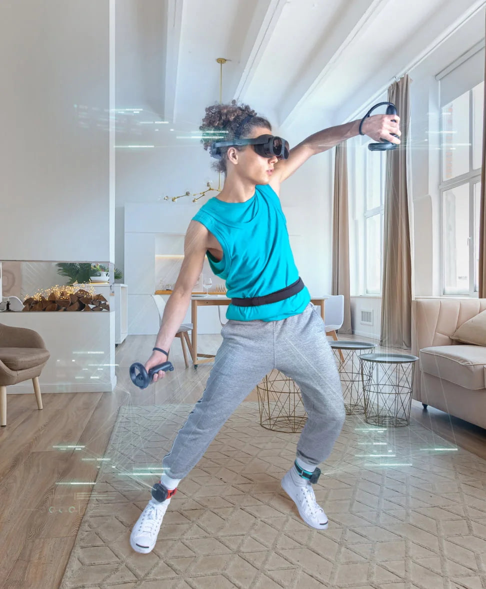 Person nutzt VR-Headset und Controller für ein immersives Spielerlebnis in einem modernen Wohnzimmer.