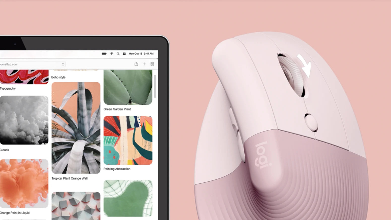 Ergonomische Logitech Wireless-Maus in Rosa neben einem Laptop mit Design-Moodboard auf dem Bildschirm.