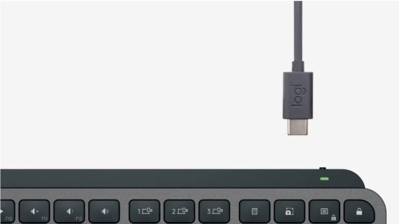 Logi USB-C Ladekabel wird über einer grauen Tastatur positioniert