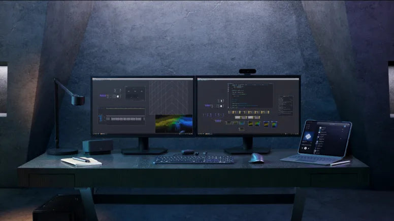 Modernes High-End Dual-Monitor-Setup mit Tastatur, Maus und Laptop auf dunklem Schreibtisch