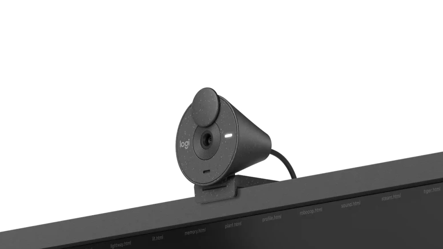 Schwarze Logitech Webkamera mit integrierter Abdeckung auf einem Monitor montiert.