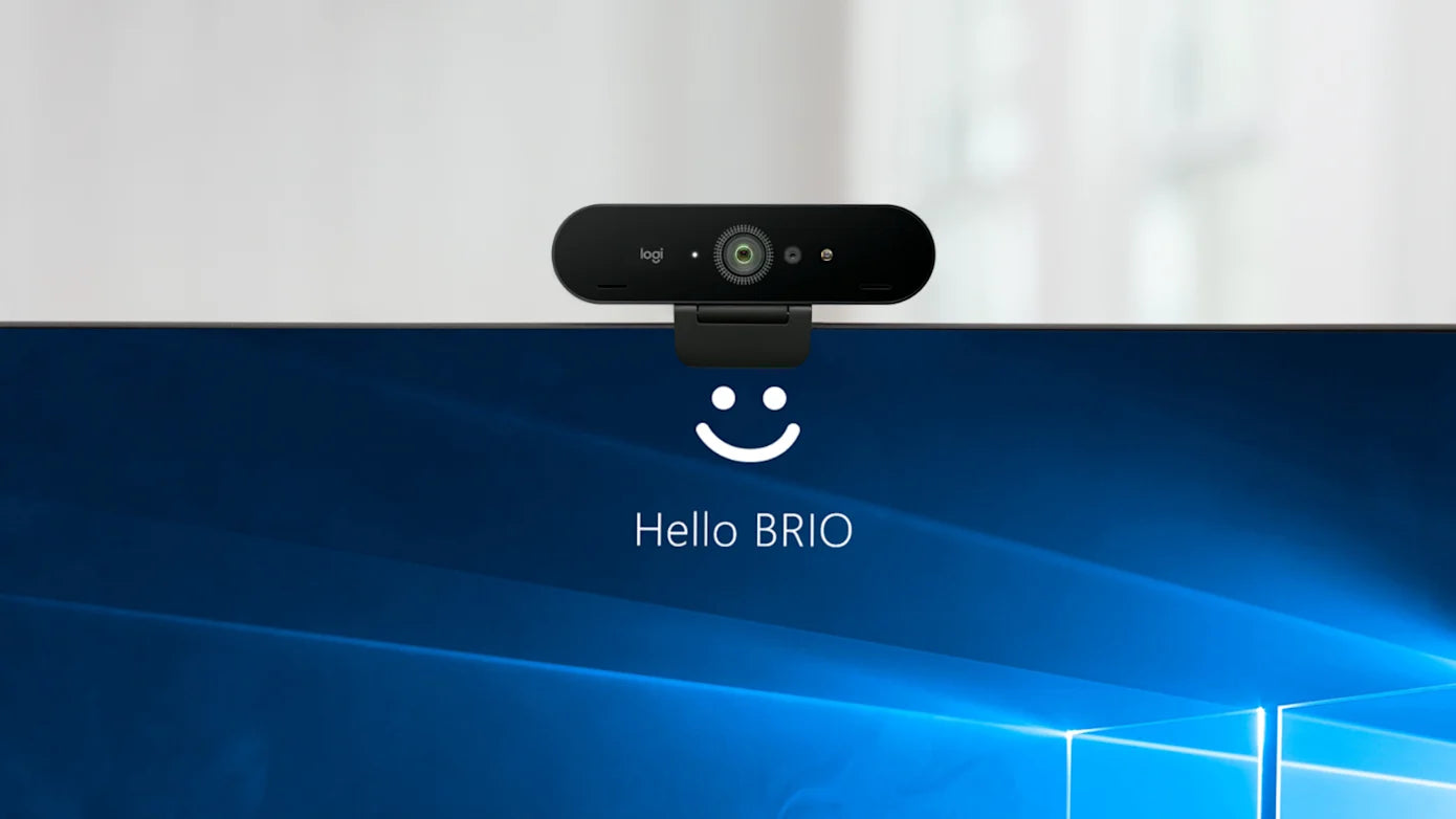 Schwarze Logitech BRIO Webcam montiert auf einem Monitor mit Windows Hello Startbildschirm