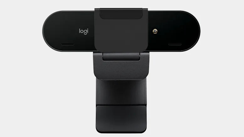 Schwarze Logitech Webcam mit integrierter Halterung in Frontalansicht vor hellem Hintergrund.