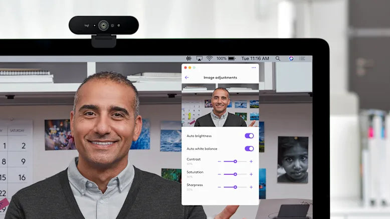 Logitech Webcam auf einem Monitor während eines Videoanrufs mit Einstellungsfenster