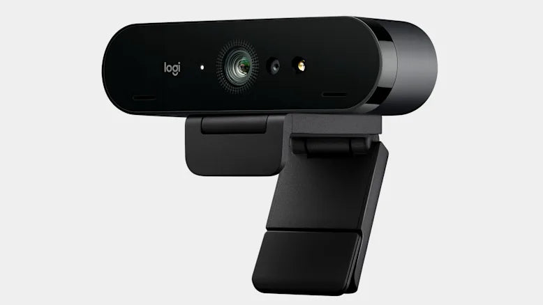 Schwarze Logitech 4K Webcam mit integrierter Halterung vor hellem Hintergrund