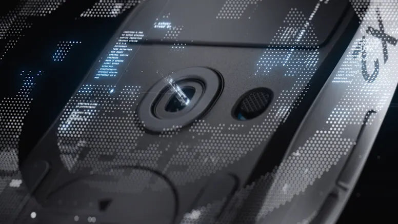 Nahaufnahme der Unterseite einer VR-Brille mit Linsen und digitalem Code-Overlay.
