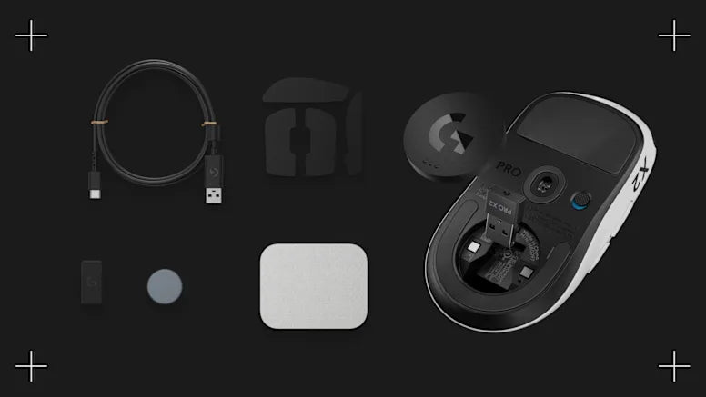Logitech G Pro X Superlight Gaming-Maus in Weiß mit USB-Kabel, Empfänger und Zubehör auf schwarzem Grund.