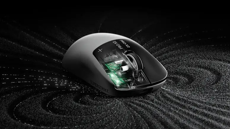 Durchsichtige Gaming-Maus mit sichtbarem Innenleben und grüner Platinenbeleuchtung auf strukturiertem Untergrund.