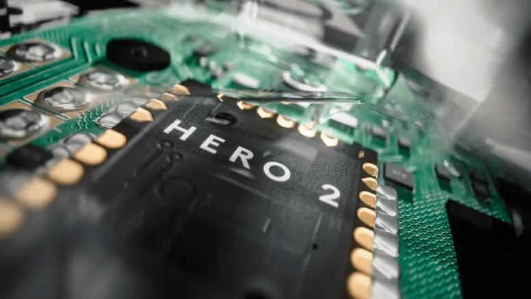 Nahaufnahme eines HERO 2 Mikrochips auf einer grünen Computer-Platine.