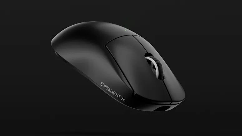 Schwarze kabellose Gaming-Maus SUPERLIGHT 2c in Nahaufnahme vor dunklem Hintergrund.