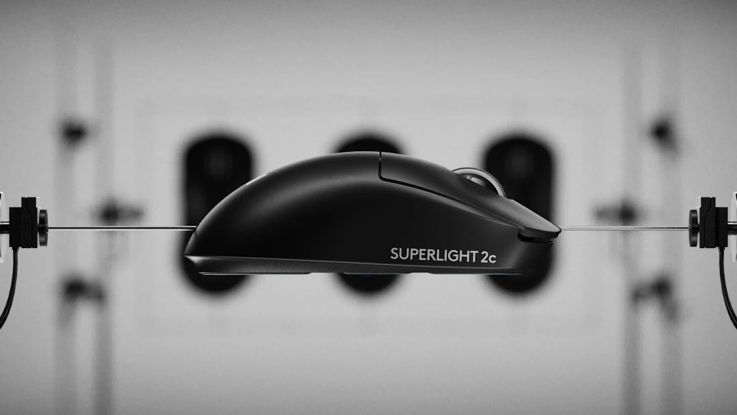 Schwarze Gaming-Maus Superlight 2c in Seitenansicht schwebend zwischen gespannten Drähten