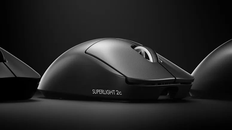 Schwarze Gaming-Maus SUPERLIGHT 2c in Nahaufnahme vor dunklem Hintergrund