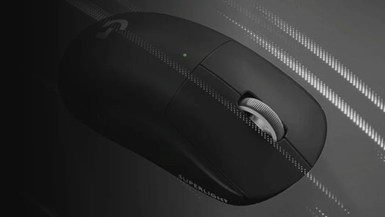 Schwarze Logitech G Pro X Superlight Gaming-Maus in Nahaufnahme vor dunklem Hintergrund