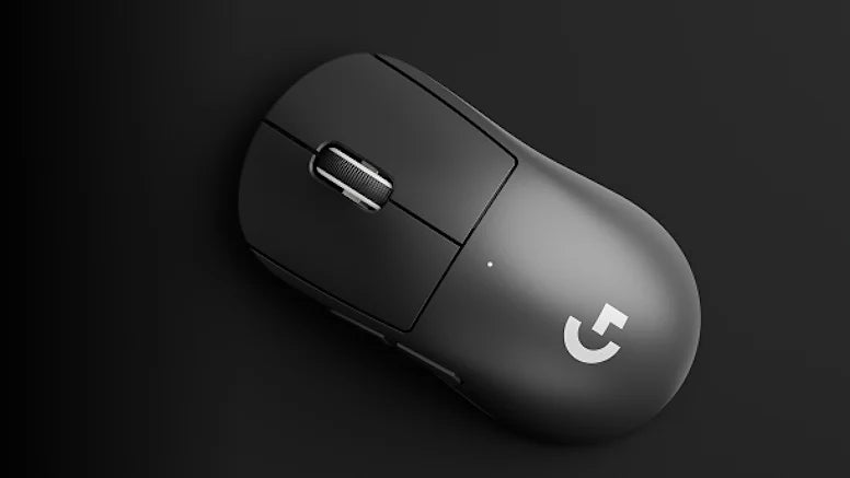 Schwarze Logitech Gaming-Maus in der Draufsicht auf dunklem Hintergrund mit beleuchtetem Logo.