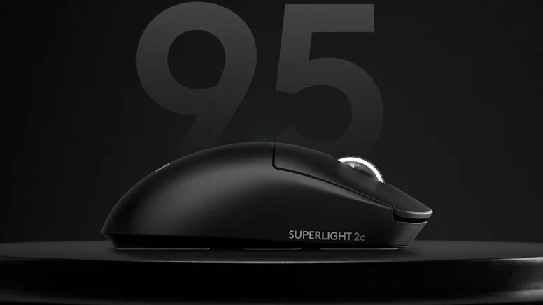 Seitenansicht der schwarzen Logitech G Pro X Superlight 2 Gaming-Maus auf dunklem Hintergrund mit der Zahl 95.