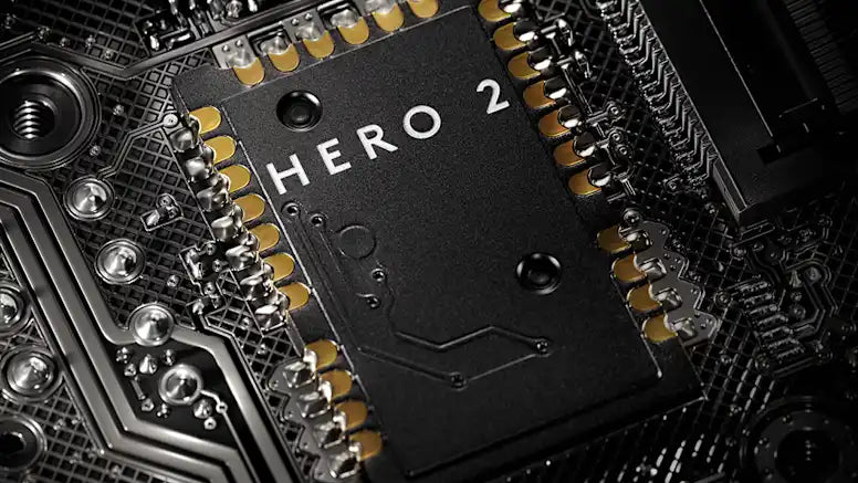 Nahaufnahme eines Hero 2 Chips auf einer schwarzen Platine mit vergoldeten Kontakten.