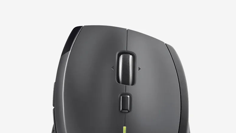 Nahaufnahme der ergonomischen Computermaus von oben mit Scrollrad und Zusatztasten vor hellem Hintergrund.