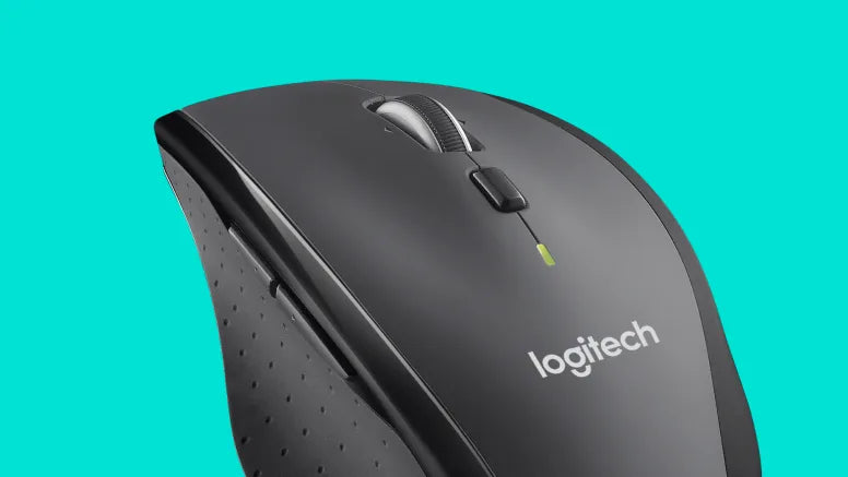 Nahaufnahme der ergonomischen Logitech Wireless Mouse mit Daumentasten und Scrollrad vor türkisfarbenem Hintergrund.
