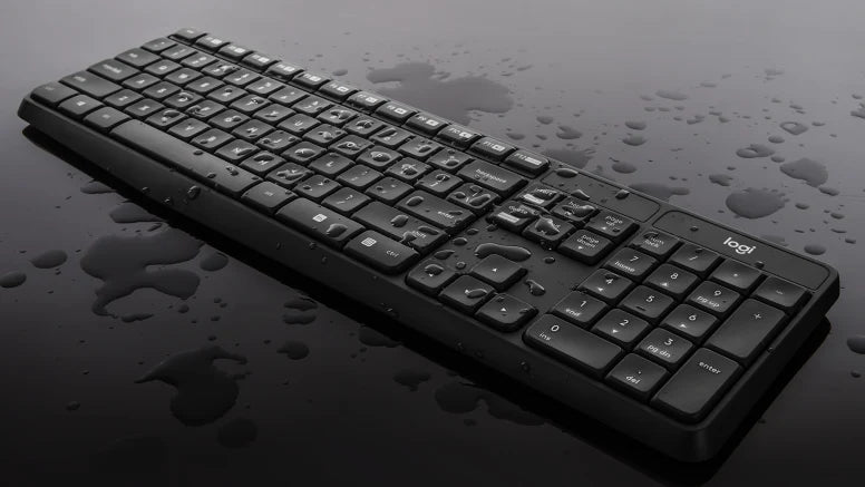 Schwarze Logitech-Tastatur auf dunkler Oberfläche mit Wassertropfen und Spritzwasserschutz.