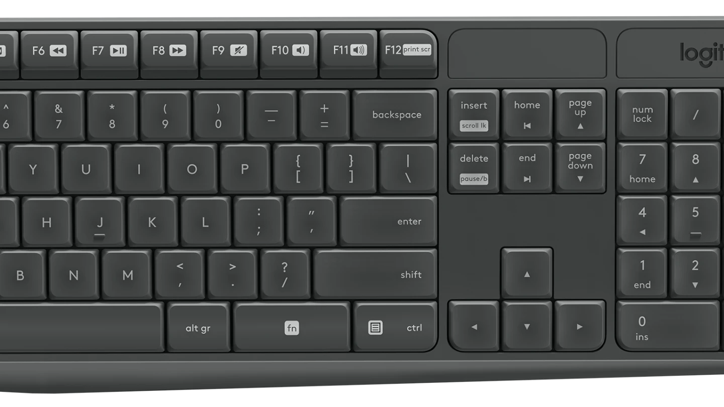 Nahaufnahme der grauen Logitech Tastatur mit Fokus auf die Enter-, Pfeil- und Zifferntasten.